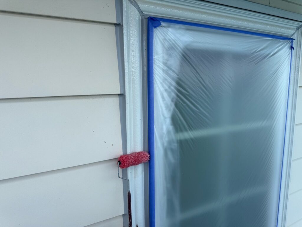 モール：下塗り<br />
（通常は2回塗りが多いいですが、弊社は痛みやすい個所は強化シーラーを塗り、より耐久性を強くしています。）